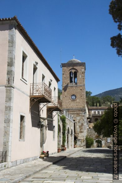 Cour et clocher du Monastère d'Osios Loukas. Photo © Alex Medwedeff