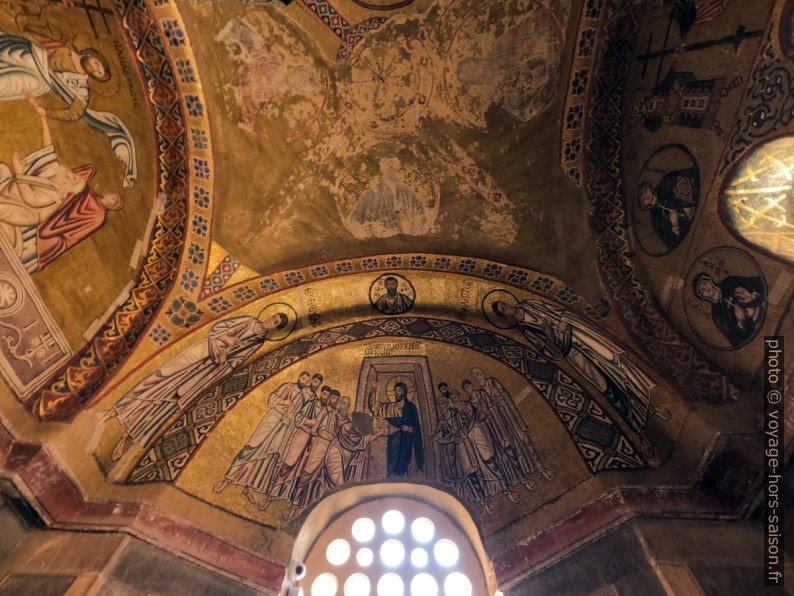 Voûtes décorées du parvis couvert de l'Eglise d'Osios Loukas. Photo © André M. Winter