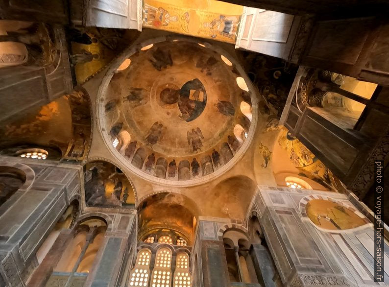 L'intérieur du dôme de l'église Osios Loukas. Photo © André M. Winter