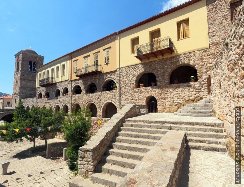 Habitations de moines du Monastère d'Osios Loukas. Photo © André M. Winter