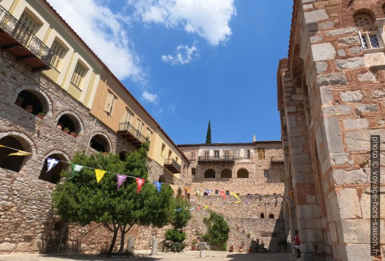 Parvis et cour du Monastère d'Osios Loukas. Photo © André M. Winter