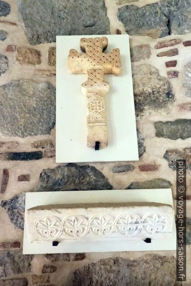 Une croix et une frise byzantine. Photo © André M. Winter