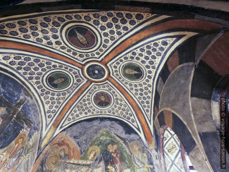 Voûtes décorées de la crypte de l'église d'Osios Loukas. Photo © André M. Winter