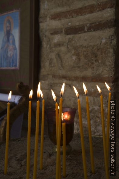 Cierges dans l'Eglise de la Vierge. Photo © Alex Medwedeff