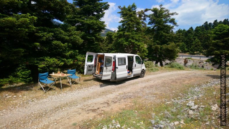 Pause sur une piste au nord de Kyriaki. Photo © André M. Winter