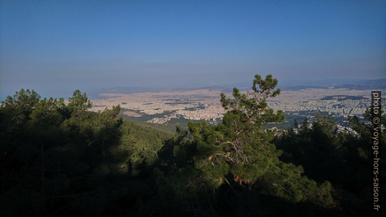 Vue du Mont Hymette sur Athènes. Photo © André M. Winter