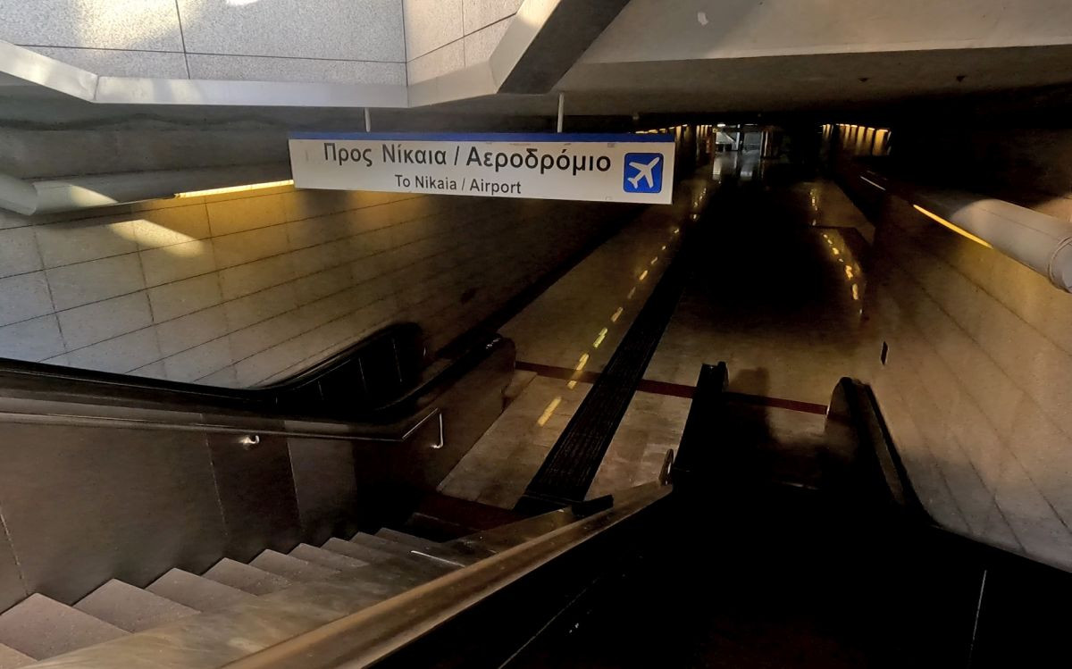 Escalator de la station de métro Placentia. Photo © André M. Winter