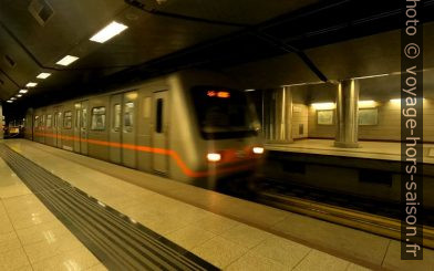 Une rame de métro arrive dans la station Placentia. Photo © André M. Winter