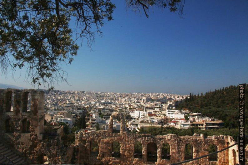Le sud d'Athènes vu par dessus l'Odéon d'Hérode Atticus. Photo © André M. Winter