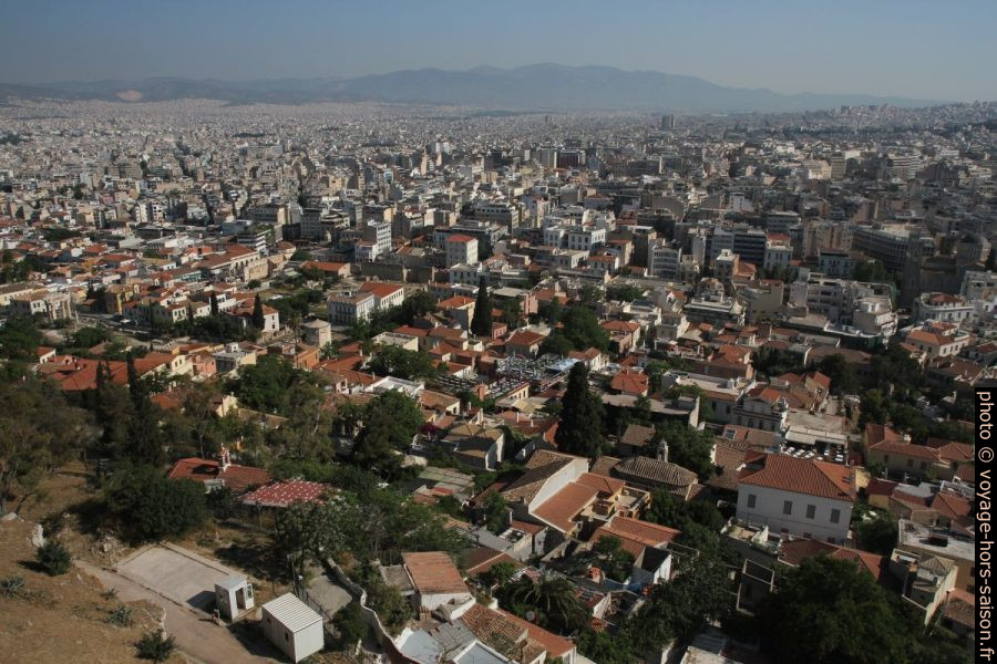Vue du point de vue de l'Acropole vers l'Agora Romaine. Photo © Alex Medwedeff