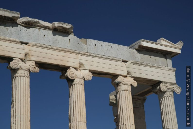 Colonnes ioniques et fronton de l'Erechthéion. Photo © Alex Medwedeff