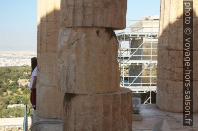 Colonnes disjointes des Propylées. Photo © André M. Winter