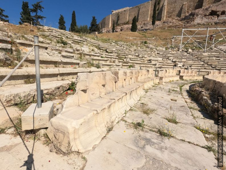 Le premier rang des sièges du Théâtre de Dionysos. Photo © André M. Winter