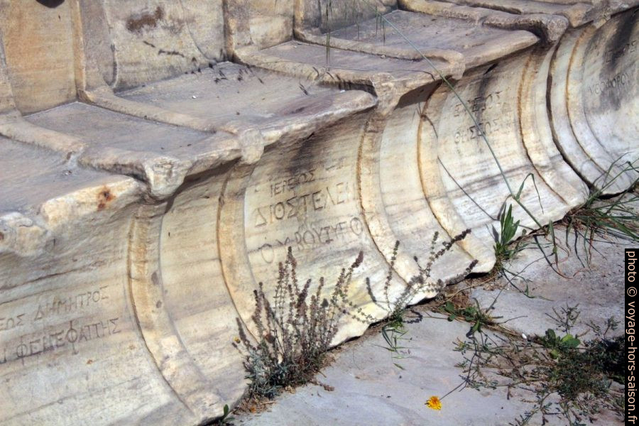 Noms sur le premier rang des sièges du Théâtre de Dionysos. Photo © André M. Winter