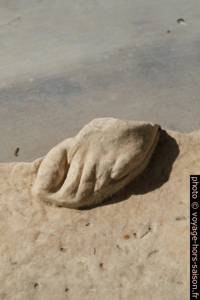 Un pied sculpté d'une statue. Photo © André M. Winter