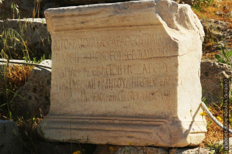Stèle gravé d'un texte grec. Photo © André M. Winter