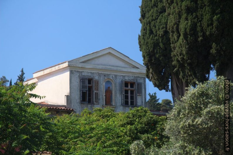 Maison en ruine avec statue Polignotou 10. Photo © André M. Winter