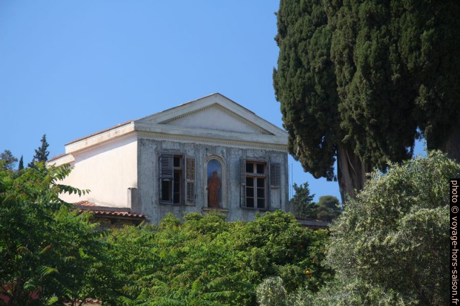 Maison en ruine avec statue Polignotou 10. Photo © André M. Winter