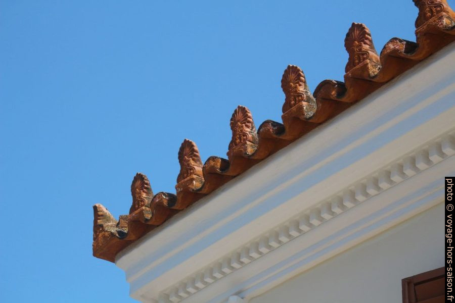 Tuiles d'about décoratives sur une maison anciennes d'Athènes. Photo © André M. Winter