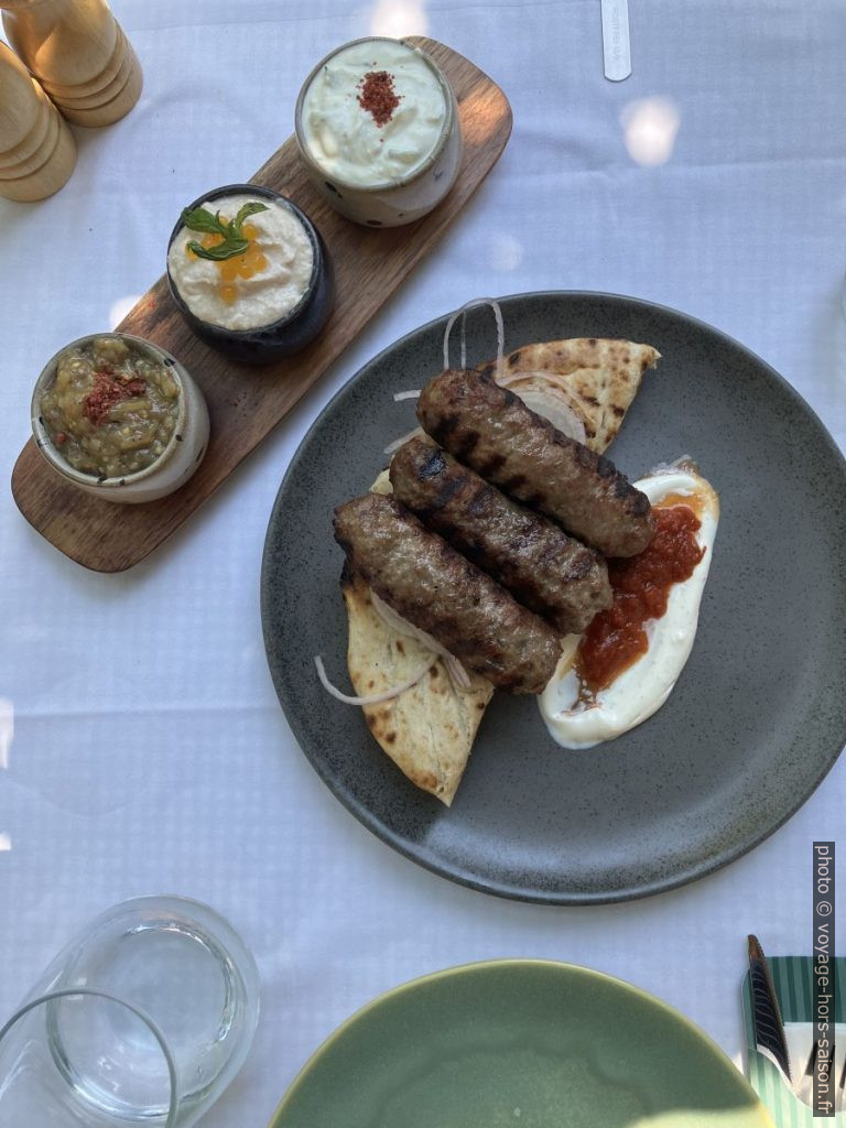 Plat avec trois sauces grecques. Photo © Alex Medwedeff