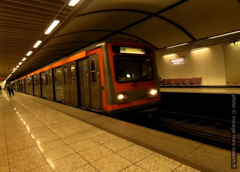 Une rame de métro à Athènes. Photo © André M. Winter