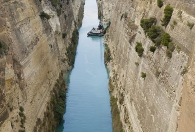 Travaux dans le Canal de Corinthe. Photo © Alex Medwedeff