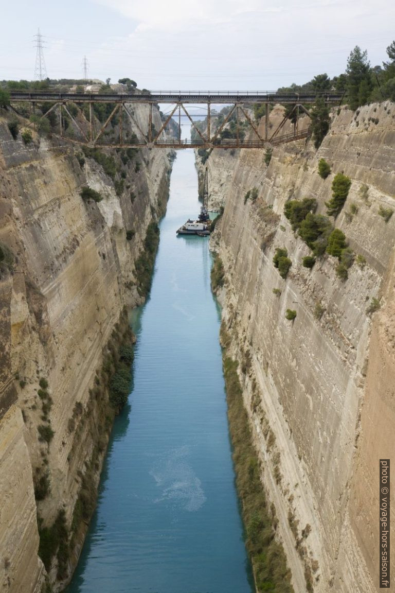Travaux dans le Canal de Corinthe. Photo © Alex Medwedeff
