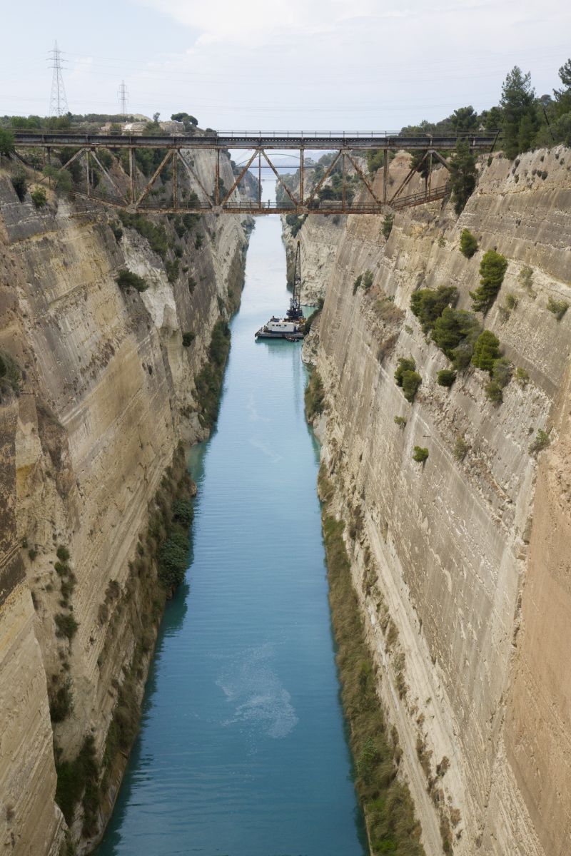 Travaux dans le Canal de Corinthe. Photo © Alex Medwedeff