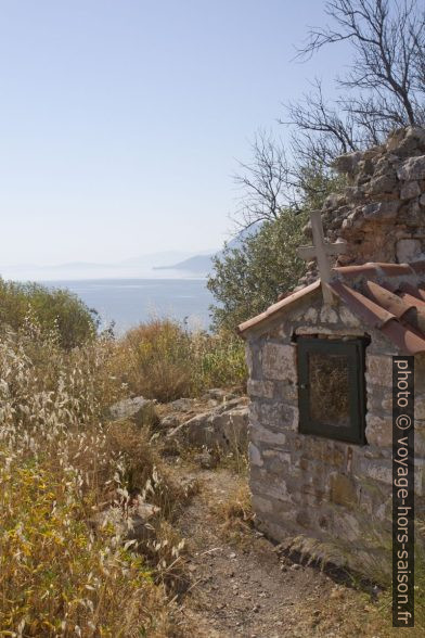 Oratoire près de la chapelle de Zoodochos Pigi. Photo © Alex Medwedeff