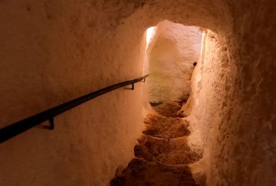 Dans le tunnel d'accès à la Doline de Didima avec les chapelles. Photo © André M. Winter