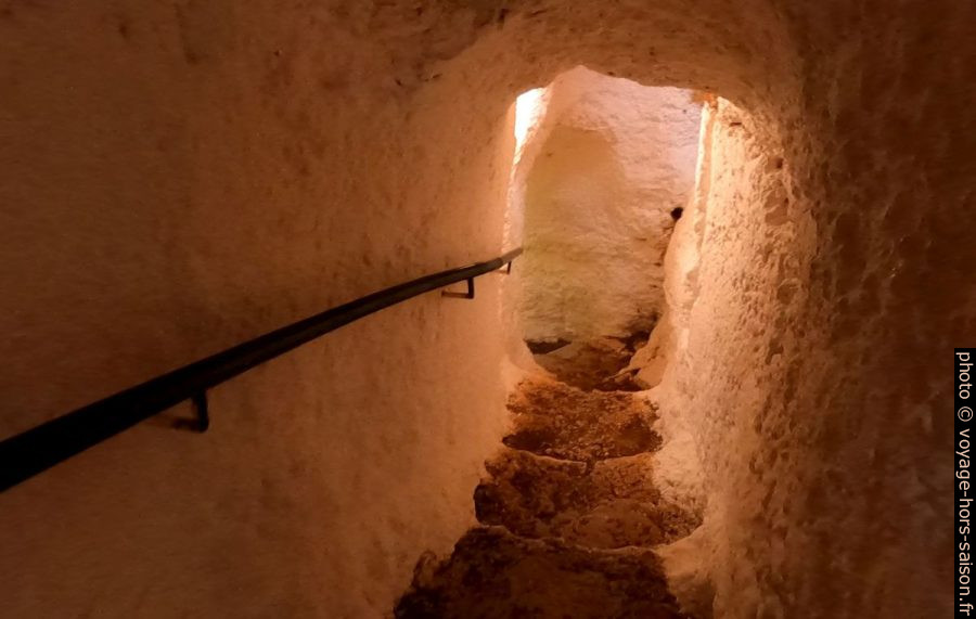 Dans le tunnel d'accès à la Doline de Didima avec les chapelles. Photo © André M. Winter