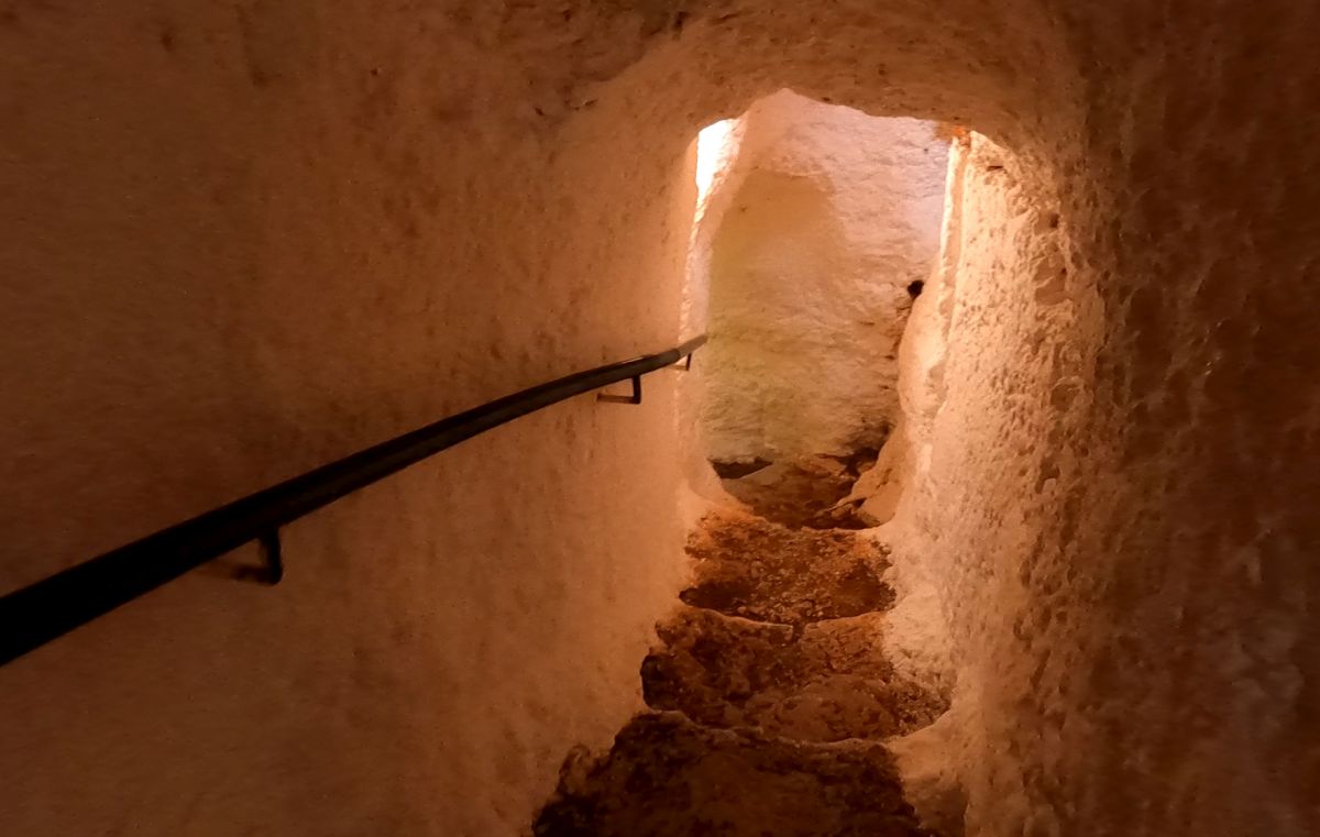 Dans le tunnel d'accès à la Doline de Didima avec les chapelles. Photo © André M. Winter