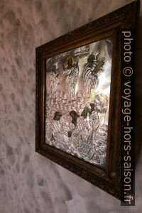 Tableau de métal repoussé. Photo © André M. Winter