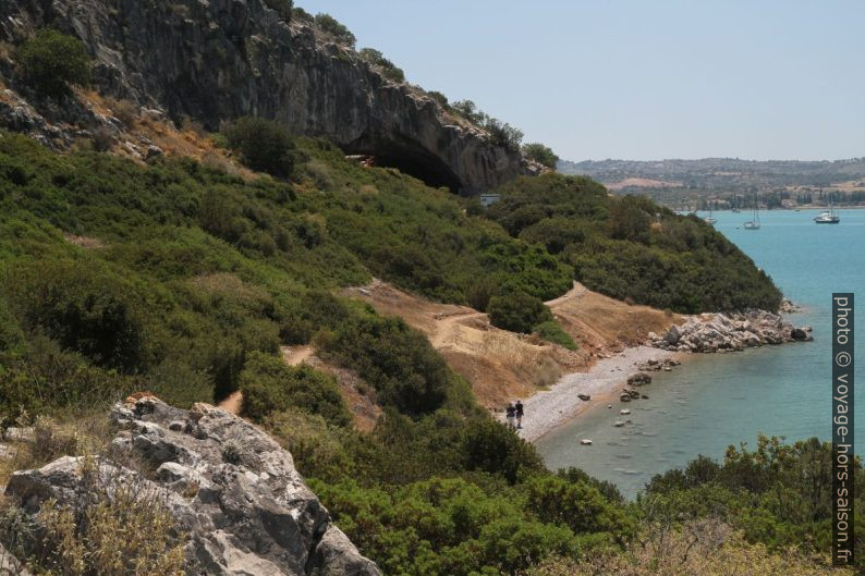 Grotte Franchthi et la Plage de Paralia. Photo © Alex Medwedeff