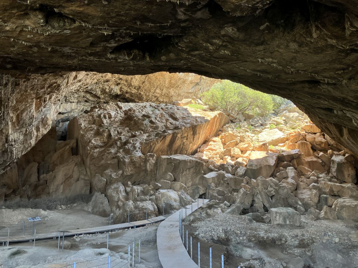 Dans la Grotte Franchthi. Photo © Alex Medwedeff