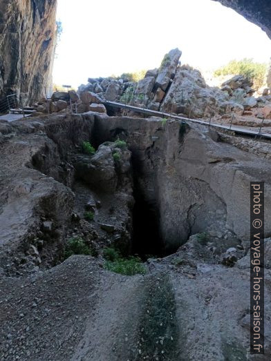 Tanchée d'exploration dans la Grotte Franchthi. Photo © André M. Winter