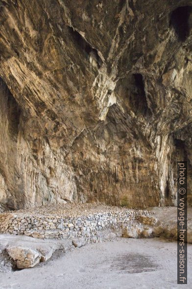 Sol surélevé dans la Grotte Franchthi. Photo © Alex Medwedeff