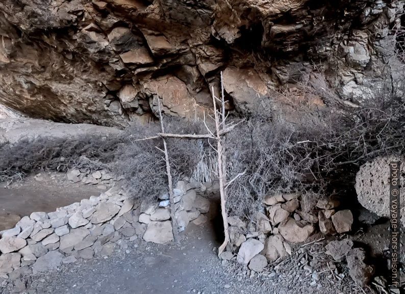 Étable reconstitué dans la Grotte Franchthi. Photo © André M. Winter