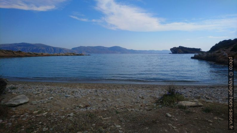 La Plage de Pergari Poros le soir. Photo © André M. Winter