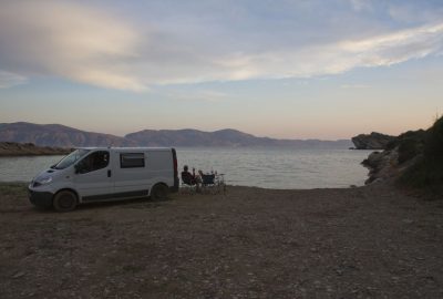 Notre Trafic le soir à la Plage de Pergari Poros. Photo © Alex Medwedeff