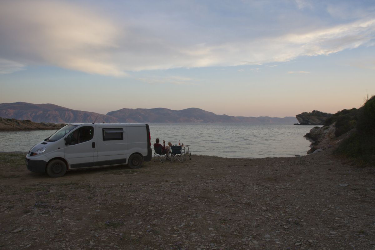 Notre Trafic le soir à la Plage de Pergari Poros. Photo © Alex Medwedeff