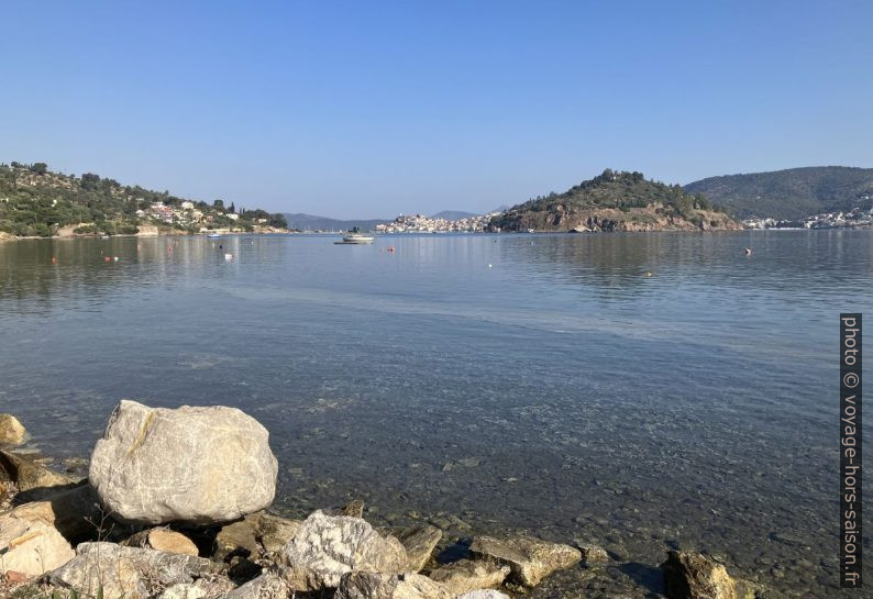 Poros sur son île. Photo © Alex Medwedeff