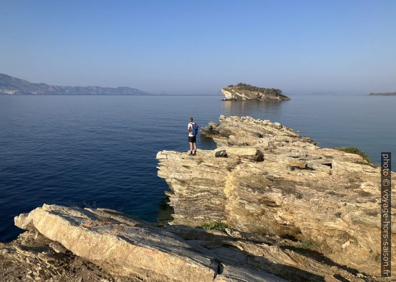 Cap de Pergari Poros et l'Ile Soupia. Photo © Alex Medwedeff