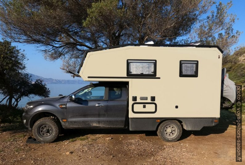 Ford Ranger rallongé avec cabine fixe Burow Oman. Photo © André M. Winter