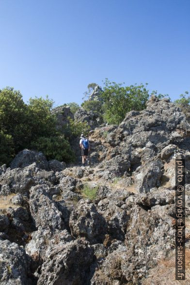 André sur le chemin du volcan de Methana. Photo © Alex Medwedeff