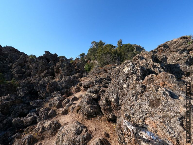 Chemin dans la lave du Kameno Vouno. Photo © André M. Winter