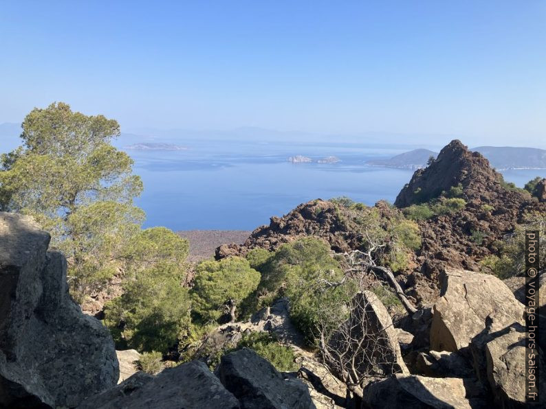 La lave du Kameno Vouno et le Golfe Saronique. Photo © Alex Medwedeff