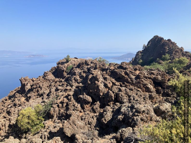 La lave du Kameno Vouno et le Golfe Saronique. Photo © Alex Medwedeff