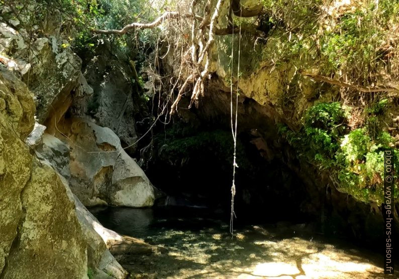 Cavité sous la cascade du torrent Diavologefyro. Photo © André M. Winter