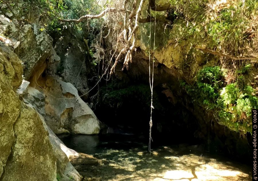 Cavité sous la cascade du torrent Diavologefyro. Photo © André M. Winter